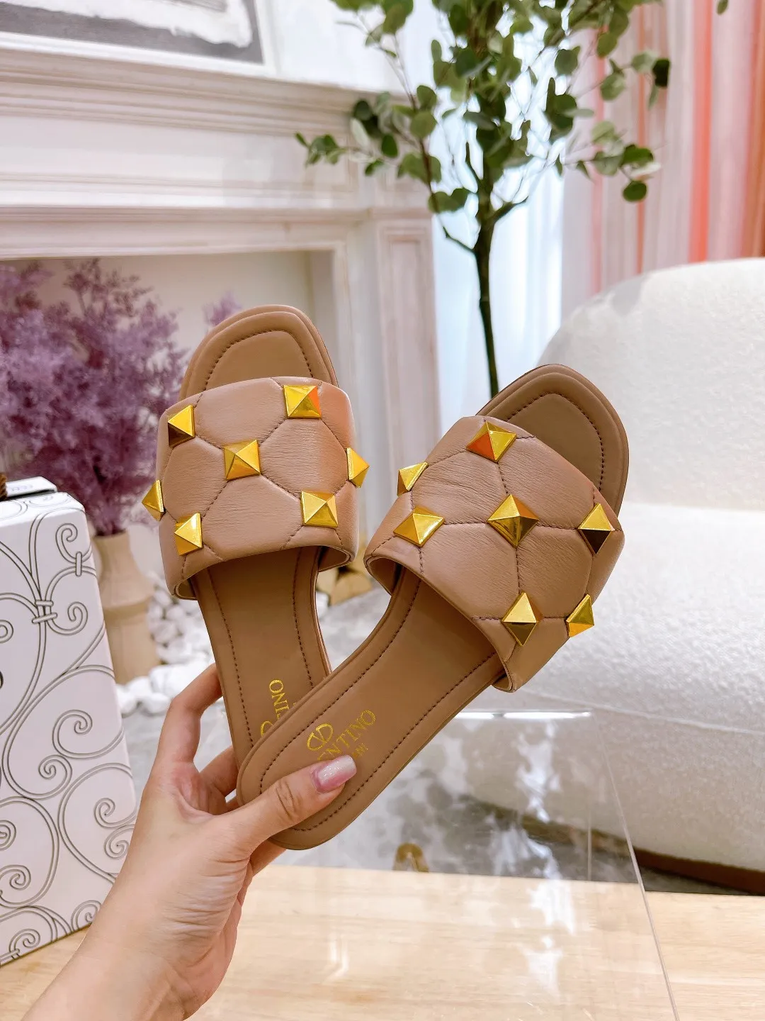 👟👟Ex-factory price 380👟👟 Genuine leather sole +40 Valentino.Valentino👑👑Rivets The latest series of the slippers counter, the highest version, perfect details, a very eye-catching catwalk series launched [strong][strong] V's popular rivet elements, luxurious and gorgeous! Various colors can be matched with beautiful clothes in spring and summer. There are many choices🎉🎉Exquisite and durable. It is copied at 1:1 of the original product. The upper foot is very pedicure-like. The key point is that it is very good and easy to control. It does not grind the feet and does not tire the feet. It is a walking artifact. The last shape is completely compared to the counter. The details are perfect. Without the original version, it would not be so exquisite! (Note! The heel shape and height are exclusively molded according to the original version, and are not randomly substituted by the market🐂) The color and texture of the fasteners are consistent with the original version! Fabric: Sheepskin Lining: Sheepskin lining 5 colors: off-white, black, bare, burgundy, pink Size: 34 to 41 (34, 40, 41, custom-made, non-refundable and non-exchangeable) Heel height: flat rubber bottom: genuine leather bottom: